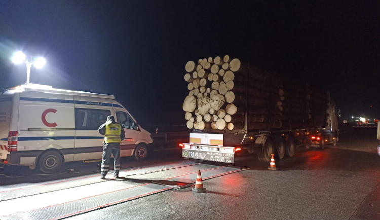 Neposlušní řidiči převážející klády. V osmi případech odmítli najet na kontrolní váhy