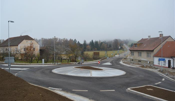Další úleva pro řidiče. Během pondělí se otevře nový kruháč v Telči, modernizace na II/406 stála 81 milionů