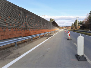 Protihluková stěna na I/38 je hotová. Dnes byl navíc obnoven sjezd do Pávova