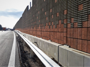 Protihluková stěna na I/38 je hotová. Dnes byl navíc obnoven sjezd do Pávova