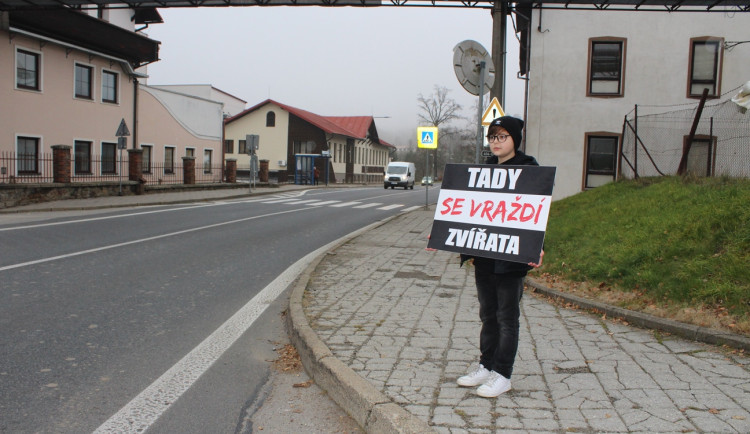 Jatka Kosteleckých uzenin dnes střežili aktivisté. Loučili se se zvířaty, která čeká porážka