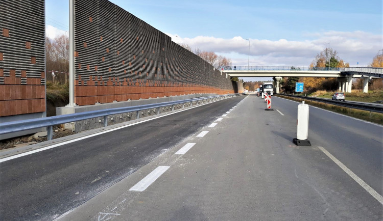Protihluková stěna na I/38 je hotová. Dnes byl navíc obnoven sjezd do Pávova