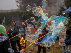 Novou alej v Jihlavě symbolicky otevřelo pouštění draků. Podívejte se, jak to desítkám rodin létalo