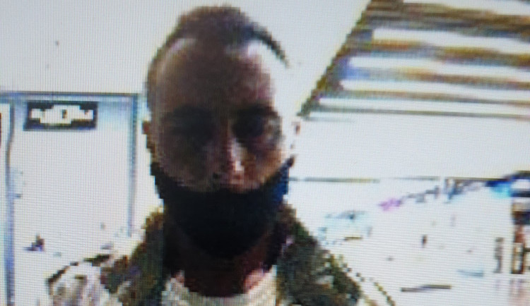 Krádež a zneužití platební karty v Jihlavě. Policie hledá muže na fotce