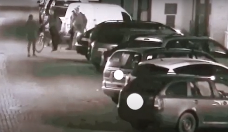 Na Dvořákově ulici došlo k napadení. Neznáte lidi ve videu, hlavně muže v kšiltovce?