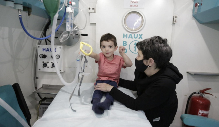 Honzík podstupuje léčbu v hyperbarické komoře