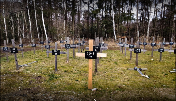 Pietní akt na symbolickém hřbitově na dálnici u Jihlavy připomněl oběti dopravních nehod