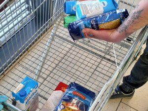 Štědří lidé v Jihlavě. Matkám samoživitelkám či bezdomovcům věnovali přes tunu potravin a drogerie