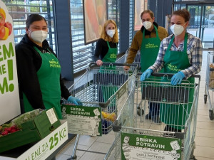 Štědří lidé v Jihlavě. Matkám samoživitelkám či bezdomovcům věnovali přes tunu potravin a drogerie
