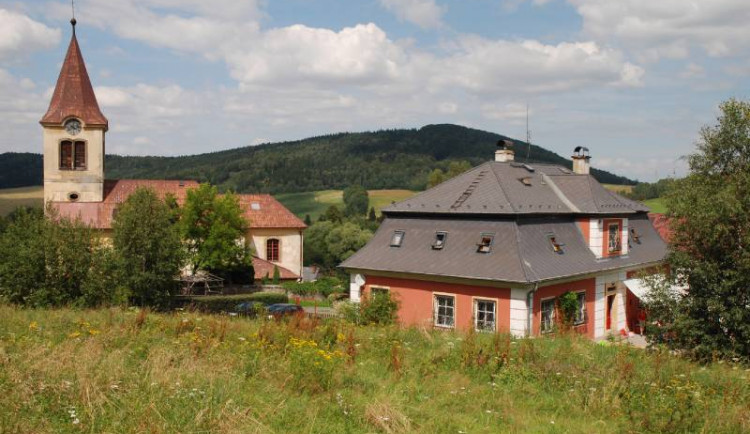 Kostel v Jítravě přestál zásah blesku. Postupně prochází obnovou, letos došlo na okenice