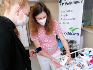 Novorozence v pelhřimovské nemocnici střeží nové monitory dechu
