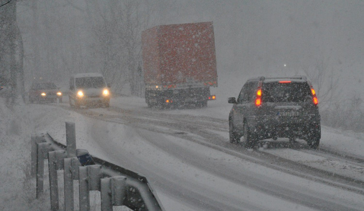 Vysočinu zasypal první sníh, řidiči mají problémy se sjízdností. Policisté apelují na řidiče s letními pneumatikami