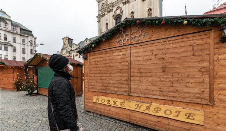 Vánoce v Jihlavě: Na kluziště v omezeném počtu a s průkazem bezinfekčnosti, ve stáncích ke koupi jen stromky a ryby