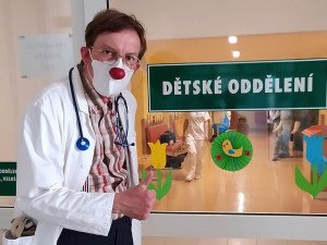 Zdravotní klauni slaví 20. výročí. V havlíčkobrodské nemocnici zdravotníkům rozdají 20 minut smíchu
