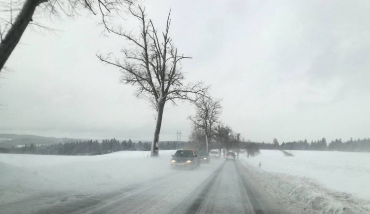 Na Vysočině i dnes sněží. Silnice jsou sjízdné, místy hrozí náledí a zmrazky