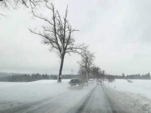 Na Vysočině i dnes sněží. Silnice jsou sjízdné, místy hrozí náledí a zmrazky