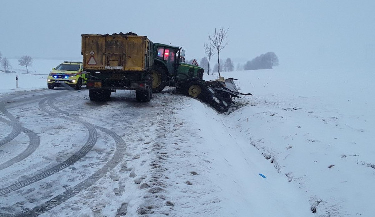Střet traktoru s osobním autem u Rudolce