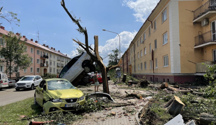 Kraj rozdělil miliony korun ze sbírky. Poputují obcím zasaženým tornádem a na krajský majetek