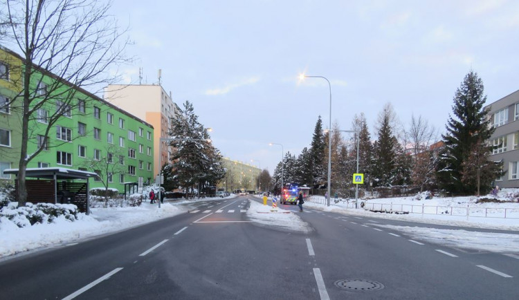 Řidič brzy ráno srazil chodkyni na přechodu a odjel pryč. Policie nyní hledá svědky