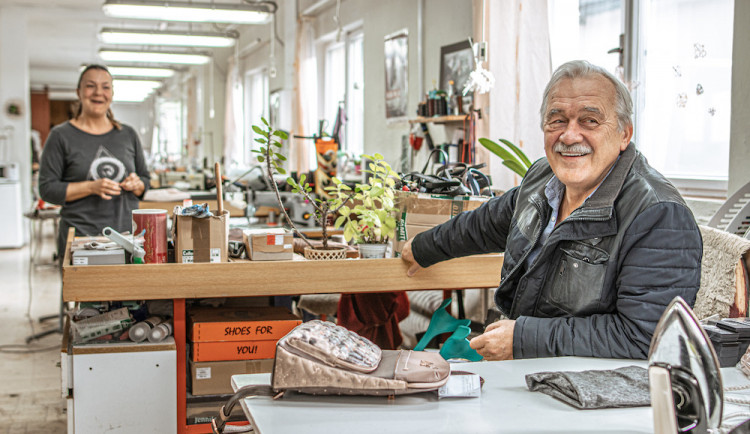 Zdeněk Rinth na servisní dílně v trutnovské Kaře 