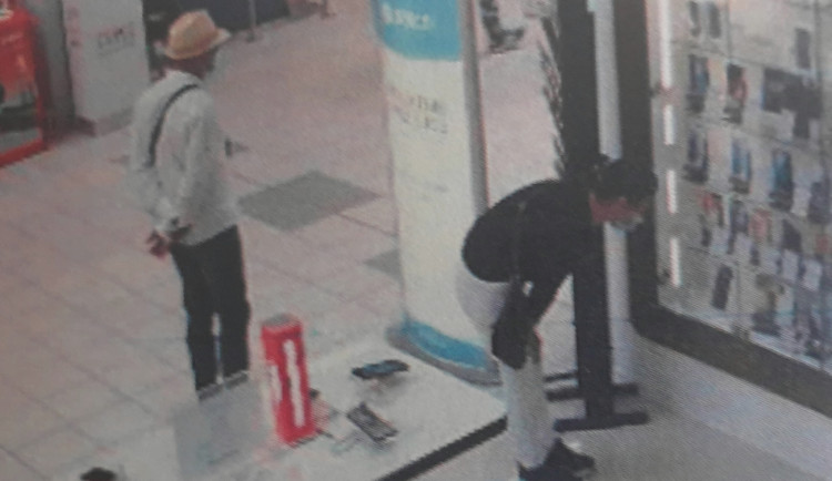 Zloděj v jihlavské prodejně využil nepozornosti prodavače a vzal mobil za 20 tisíc. Neznáte muže a ženu na videu?