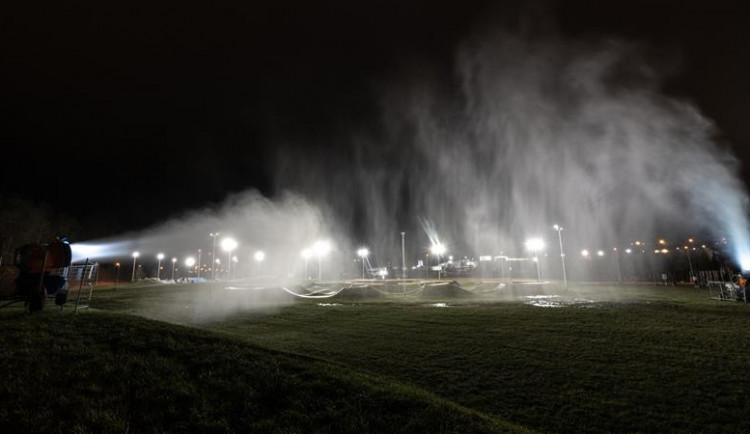 V Českém mlýně se už rýsuje běžecký ovál. Zasněžovat začali i na Šacberku