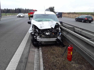 Ranní střet osobního auta s náklaďákem zaměstnal dvě jednotky hasičů. Zásah na místě stále probíhá