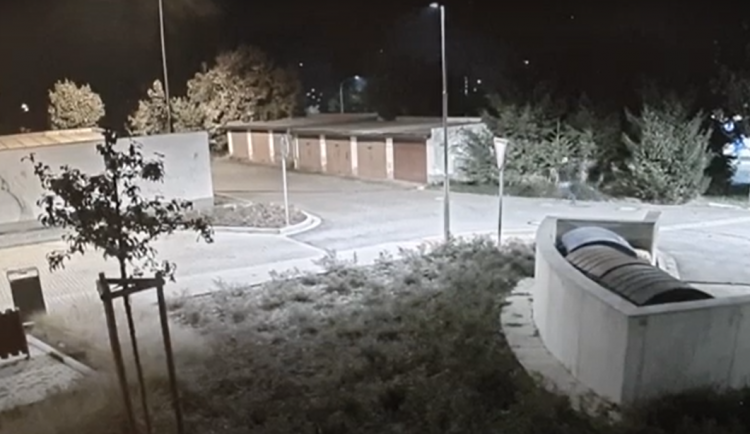 Pokus o vloupání do stánku v Jihlavě. Nepoznáváte muže na videu? 