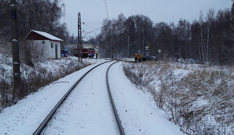 Nehoda na železnici. Osobní auto se srazilo s vlakem, kde cestovalo 32 lidí, nikdo se nezranil