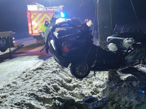 Tragédie na silnici II/353. Řidič ve Felicii narazil do stromu, nehodu nepřežil