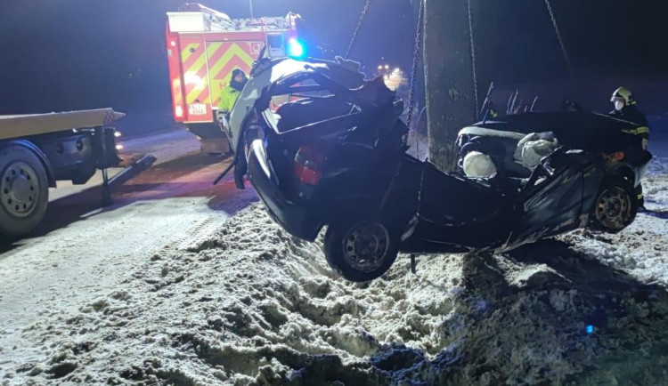 Tragédie na silnici II/353. Řidič ve Felicii narazil do stromu, nehodu nepřežil