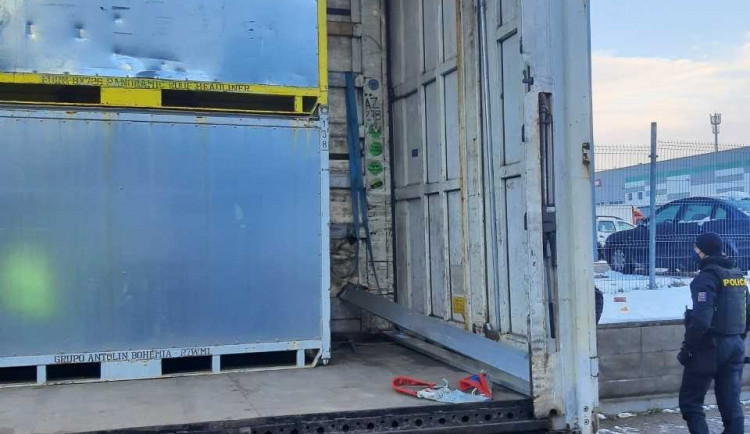 V Liberci odhalili tři nelegální běžence, přijeli ukrytí v kamionu