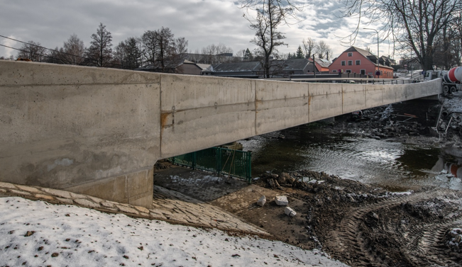 Přes řeku ve Starých Horách již po nové lávce. Původní zelenou nahradila moderna
