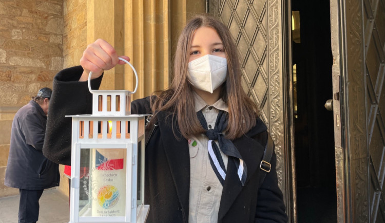 Skauti přivezli do Česka Betlémské světlo. Plamínek vítal biskup