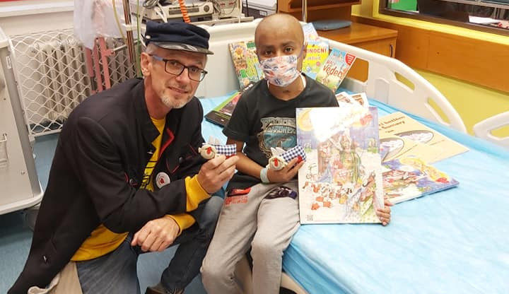 Sám si prošel rakovinou, dnes dětem se stejnou diagnózou rozdává naději na uzdravení skrze adventní kalendáře