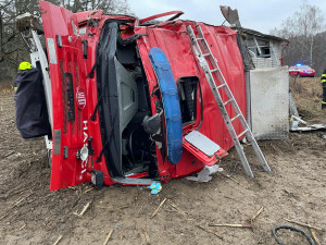 Žena ve Fordu nepřežila náraz do stromu. Při výjezdu k neštěstí havarovali hasiči, čtyři se zranili