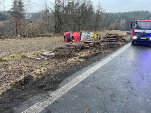 Žena ve Fordu nepřežila náraz do stromu. Při výjezdu k neštěstí havarovali hasiči, čtyři se zranili