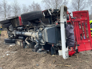 Žena ve Fordu nepřežila náraz do stromu. Při výjezdu k neštěstí havarovali hasiči, čtyři se zranili