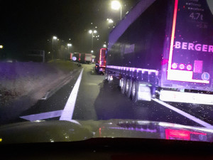 Policie na D1 kontrolovala, jak parkují řidiči kamionů. Během akce narazila dodávka do náklaďáku