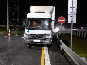 Policie na D1 kontrolovala, jak parkují řidiči kamionů. Během akce narazila dodávka do náklaďáku