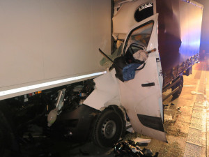 Policie na D1 kontrolovala, jak parkují řidiči kamionů. Během akce narazila dodávka do náklaďáku