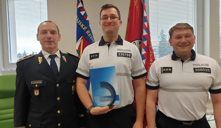 Zleva policejní ředitel Miloš Trojánek, oceněný policista Jakub Šeba a David Jirák, vedoucí odboru služby dopravní policie