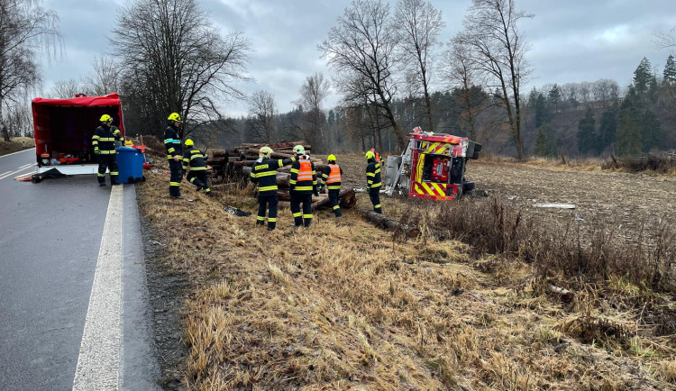 Žena ve Fordu nepřežila náraz do stromu. Při výjezdu k neštěstí havarovali hasiči, čtyři se zranili