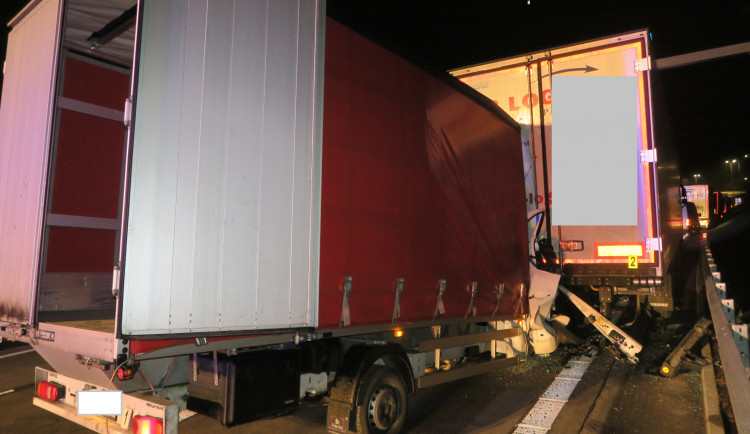 Policie na D1 kontrolovala, jak parkují řidiči kamionů. Během akce narazila dodávka do náklaďáku