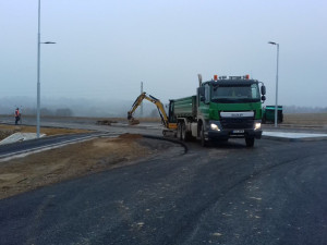 Stavba JV obchvatu Havlíčkova Brodu. Dnes se řidičům otvírá okružní křižovatka