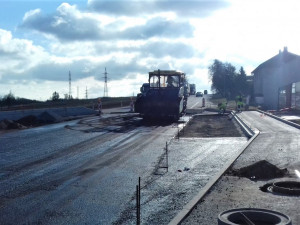 Stavba JV obchvatu Havlíčkova Brodu. Dnes se řidičům otvírá okružní křižovatka