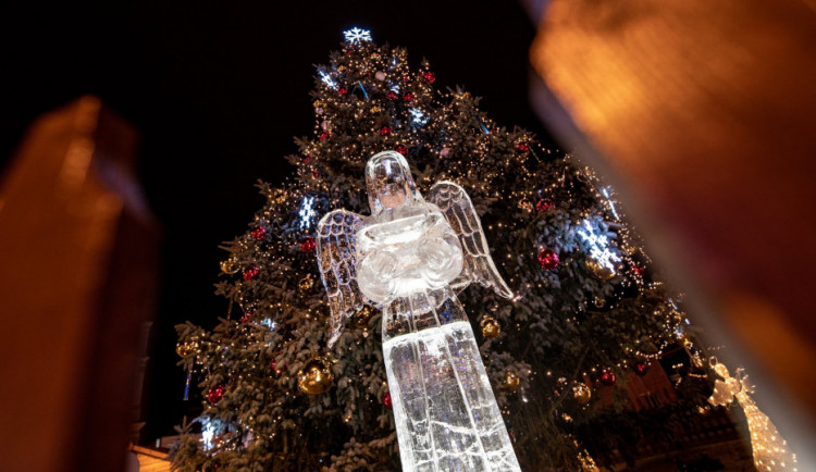 Počasí přeje. Masarykovo náměstí v Jihlavě střeží ledová socha anděla