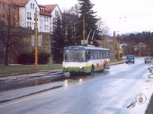 Trolejbus 14Tr projíždí pod historickým centrrem po Brněnské ulici, rok 2002