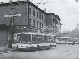 Trolejbusy Škoda 14Tr na konečné před Hlavním nádražím v roce 1986