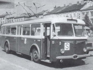 Původní pražský trolejbus Škoda 8Tr s jihlavským číslem 23 na lince C v dolní části Masarykova náměstí v roce 1971